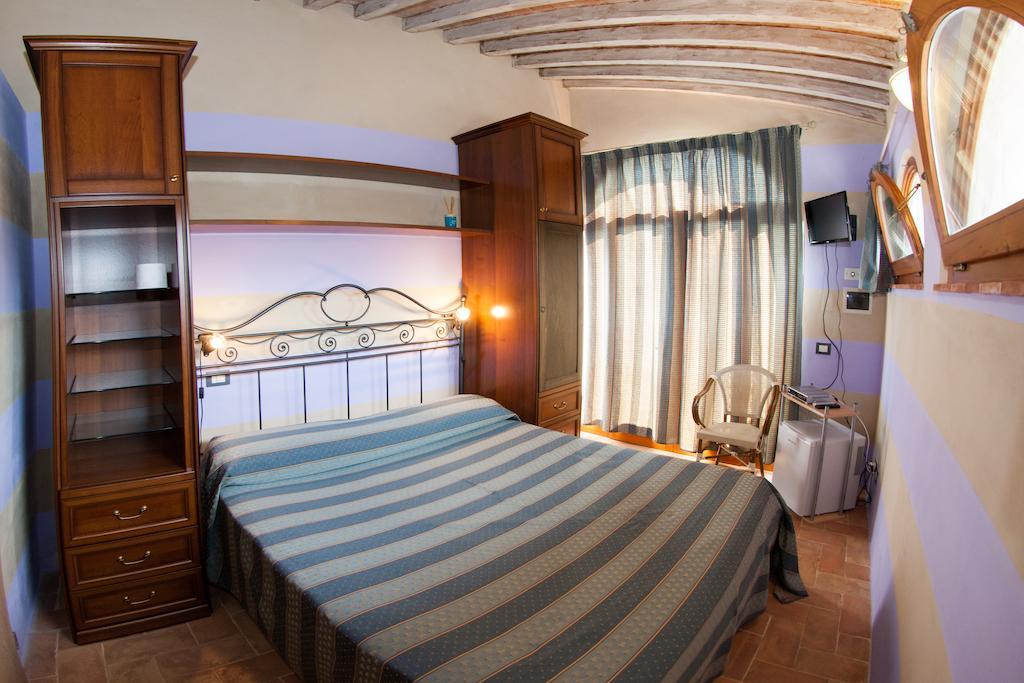 Casa Vacanze "Casale Al Pino" Riparbella Cameră foto